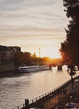 Hotel Dame des Arts - City Guide - The banks of the Seine